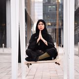 Darin Al Bayed ist gebürtige Libanesin, aufgewachsen ist sie jedoch im konservativeren Saudi-Arabien. Sie ist eine der mutigen Frauen, die in den letzten Jahren das Internet zu ihrem Sprachrohr gemacht haben: Auf ihrem Youtube-Kanal produziert sie eigene Videos, in denen sie sowohl aus männlicher als auch aus weiblicher Perspektive Alltagsmomente mit Humor aufbereitet und kritisch beleuchtet. Mit erst 21 Jahren hat Al Bayed bereits über 475.000 Youtube-Abonnenten und mehr als 37 Millionen Views. Auch ihre 3,8 Millionen Instagram-Fans lassen staunen