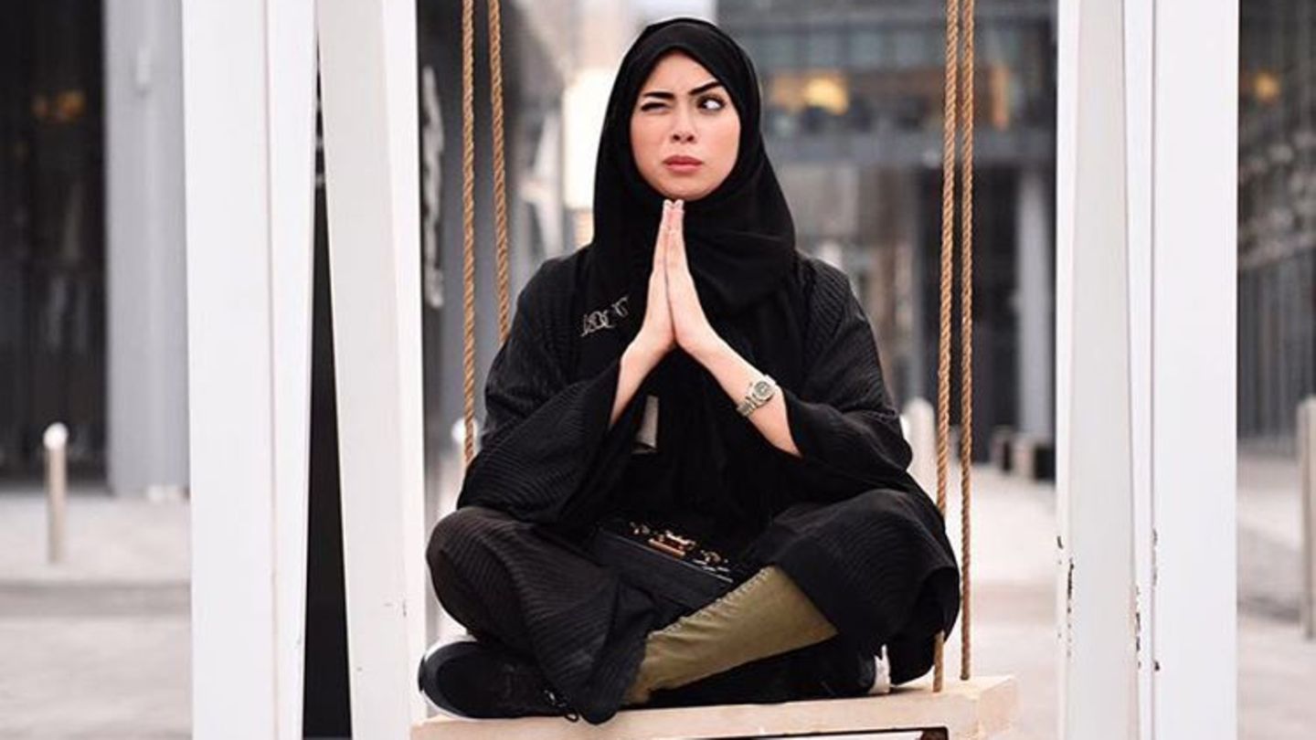 Trendsetter: Darin Al Bayed ist gebürtige Libanesin, aufgewachsen ist sie jedoch im konservativeren Saudi-Arabien. Sie ist eine der mutigen Frauen, die in den letzten Jahren das Internet zu ihrem Sprachrohr gemacht haben: Auf ihrem Youtube-Kanal produziert sie eigene Videos, in denen sie sowohl aus männlicher als auch aus weiblicher Perspektive Alltagsmomente mit Humor aufbereitet und kritisch beleuchtet. Mit erst 21 Jahren hat Al Bayed bereits über 475.000 Youtube-Abonnenten und mehr als 37 Millionen Views. Auch ihre 3,8 Millionen Instagram-Fans lassen staunen Darin Al Bayed ist gebürtige Libanesin, aufgewachsen ist sie jedoch im konservativeren Saudi-Arabien. Sie ist eine der mutigen Frauen, die in den letzten Jahren das Internet zu ihrem Sprachrohr gemacht haben: Auf ihrem Youtube-Kanal produziert sie eigene Videos, in denen sie sowohl aus männlicher als auch aus weiblicher Perspektive Alltagsmomente mit Humor aufbereitet und kritisch beleuchtet. Mit erst 21 Jahren hat Al Bayed bereits über 475.000 Youtube-Abonnenten und mehr als 37 Millionen Views. Auch ihre 3,8 Millionen Instagram-Fans lassen staunen