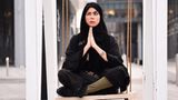 Darin Al Bayed ist gebürtige Libanesin, aufgewachsen ist sie jedoch im konservativeren Saudi-Arabien. Sie ist eine der mutigen Frauen, die in den letzten Jahren das Internet zu ihrem Sprachrohr gemacht haben: Auf ihrem Youtube-Kanal produziert sie eigene Videos, in denen sie sowohl aus männlicher als auch aus weiblicher Perspektive Alltagsmomente mit Humor aufbereitet und kritisch beleuchtet. Mit erst 21 Jahren hat Al Bayed bereits über 475.000 Youtube-Abonnenten und mehr als 37 Millionen Views. Auch ihre 3,8 Millionen Instagram-Fans lassen staunen