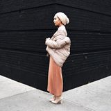 Die gebürtige New Yorkerin Maria Alia mit palästinensischen und puertoricanischen Wurzeln versorgt ihre 333.000 Instagram-Abonnenten nicht nur mit Styleinspiration, sondern auch mit jeder Menge NYC-Content, der schon mal akutes Fernweh auslösen kann