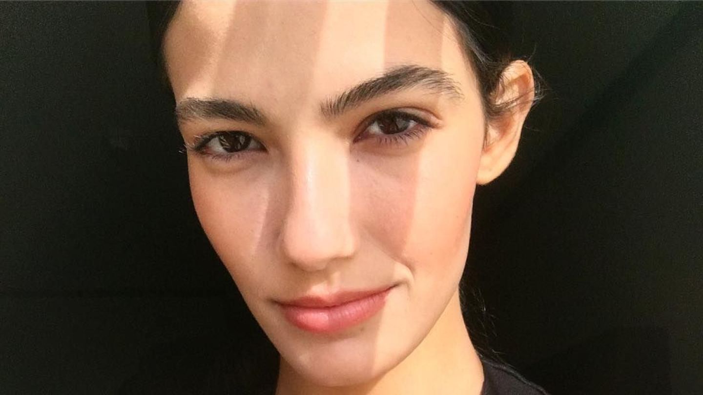 Trendsetter: Tara Emad hat sich schon als Teenager für Schauspielerei interessiert. So sehr, dass sie sich im Anschluss ans Gymnasium sowohl gegen ein Studium der Biotechnologie sowie der Psychologie entschieden hat. Stattdessen widmete sie sich der darstellenden Kunst. Um auf Nummer sicher zu gehen, nimmt sie jetzt Onlinekurse in Psychologie Mit 24 Jahren hat die gebürtige Ägypterin bereits eine eigene lokale Hilfsorganisation gegründet, die Bedürftigen in Kairo unter die Arme greift. Und wenn sie zwischen ihren Filmengagements und ihren philanthropischen Einsätzen noch Zeit findet, malt sie gerne oder stellt ihren eigenen Lippenbalsam her. Läuft also! Tara Emad hat sich schon als Teenager für Schauspielerei interessiert. So sehr, dass sie sich im Anschluss ans Gymnasium sowohl gegen ein Studium der Biotechnologie sowie der Psychologie entschieden hat. Stattdessen widmete sie sich der darstellenden Kunst. Um auf Nummer sicher zu gehen, nimmt sie jetzt Onlinekurse in Psychologie Mit 24 Jahren hat die gebürtige Ägypterin bereits eine eigene lokale Hilfsorganisation gegründet, die Bedürftigen in Kairo unter die Arme greift. Und wenn sie zwischen ihren Filmengagements und ihren philanthropischen Einsätzen noch Zeit findet, malt sie gerne oder stellt ihren eigenen Lippenbalsam her. Läuft also!