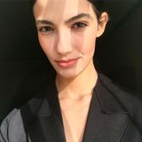 Tara Emad hat sich schon als Teenager für Schauspielerei interessiert. So sehr, dass sie sich im Anschluss ans Gymnasium sowohl gegen ein Studium der Biotechnologie sowie der Psychologie entschieden hat. Stattdessen widmete sie sich der darstellenden Kunst. Um auf Nummer sicher zu gehen, nimmt sie jetzt Onlinekurse in Psychologie    Mit 24 Jahren hat die gebürtige Ägypterin bereits eine eigene lokale Hilfsorganisation gegründet, die Bedürftigen in Kairo unter die Arme greift. Und wenn sie zwischen ihren Filmengagements und ihren philanthropischen Einsätzen noch Zeit findet, malt sie gerne oder stellt ihren eigenen Lippenbalsam her. Läuft also!