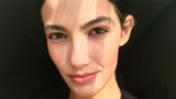 Tara Emad hat sich schon als Teenager für Schauspielerei interessiert. So sehr, dass sie sich im Anschluss ans Gymnasium sowohl gegen ein Studium der Biotechnologie sowie der Psychologie entschieden hat. Stattdessen widmete sie sich der darstellenden Kunst. Um auf Nummer sicher zu gehen, nimmt sie jetzt Onlinekurse in Psychologie    Mit 24 Jahren hat die gebürtige Ägypterin bereits eine eigene lokale Hilfsorganisation gegründet, die Bedürftigen in Kairo unter die Arme greift. Und wenn sie zwischen ihren Filmengagements und ihren philanthropischen Einsätzen noch Zeit findet, malt sie gerne oder stellt ihren eigenen Lippenbalsam her. Läuft also!