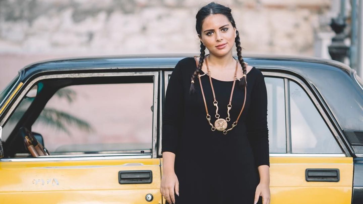Ranin Elgaby ist in gleich drei Ländern zuhause: Russland, Syrien und Ägypten. Als freie Modejournalistin und Bloggerin bereist sie die Welt und zeigt ihren fast 80.000 Instagram-Followern, woher sie ihre Inspiration bezieht
