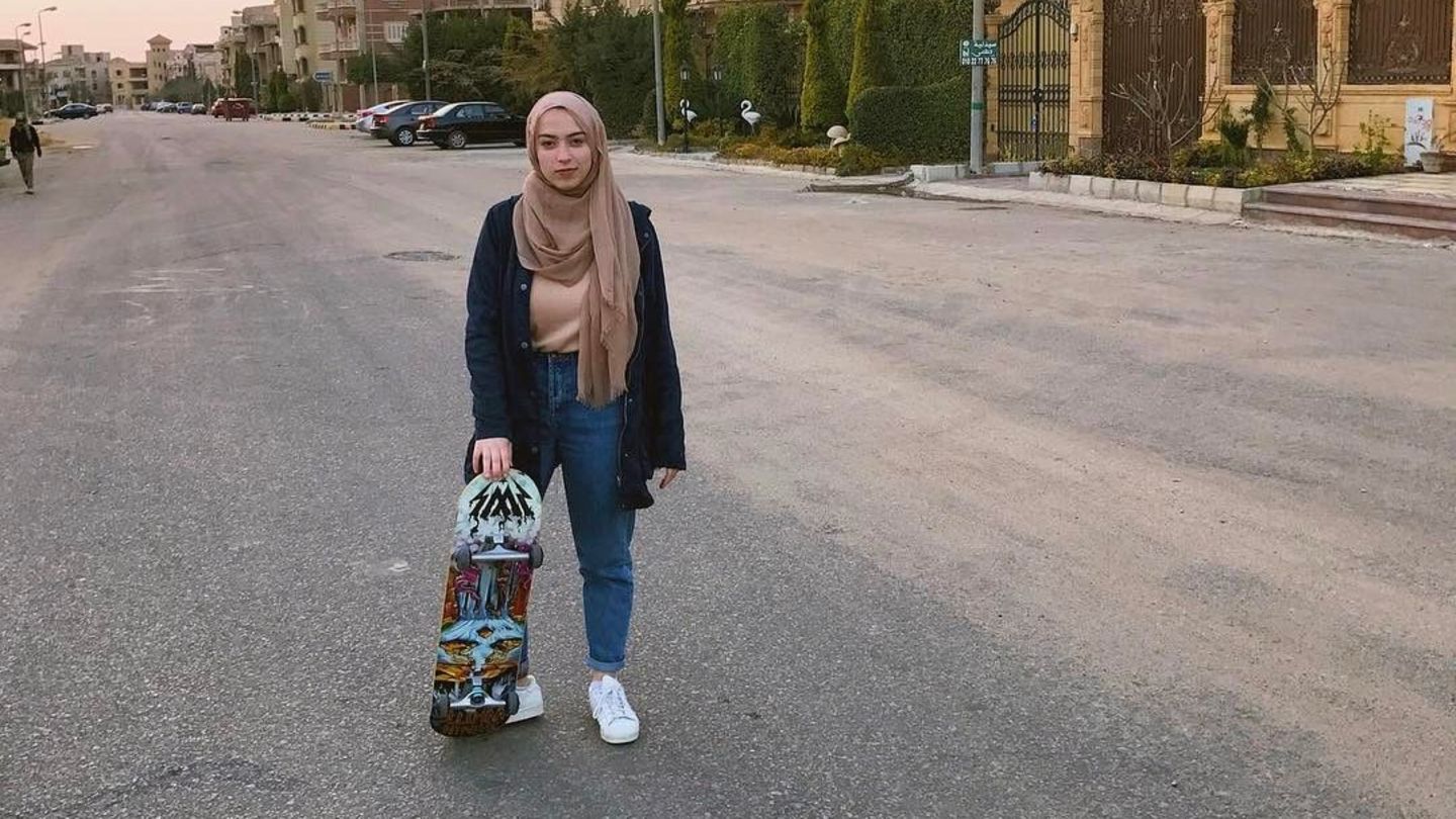 Trendsetter: Sara Sabry ist das Kind ägyptischer Eltern geboren, in Kanada aufgewachsen und zum Studium wieder nach Ägypten gezogen. Sie ist charmant und beeindruckt dadurch, dass sie einfach ist, wie sie ist. Nicht mehr, nicht weniger. Sie fährt Skateboard, reist, filmt sich und ihre Begleitung im Carpool Karaoke-Style im Auto beim Singen – also das, was viele von uns auch gerne tun. Aus Montreal brachte sie die renommierte American University of Cairo über den Ozean und das Mittelmeer nach Nordafrika. Auf ihrem Youtube-Kanal LifeWizSarah hat sie zwar erst zwei Videos, diese wurden jedoch schon fast 90.000 Mal geklickt – das ist allerdings noch nichts im Vergleich zu ihren fast 400.000 Followern auf Instagram Sara Sabry ist das Kind ägyptischer Eltern geboren, in Kanada aufgewachsen und zum Studium wieder nach Ägypten gezogen. Sie ist charmant und beeindruckt dadurch, dass sie einfach ist, wie sie ist. Nicht mehr, nicht weniger. Sie fährt Skateboard, reist, filmt sich und ihre Begleitung im Carpool Karaoke-Style im Auto beim Singen – also das, was viele von uns auch gerne tun. Aus Montreal brachte sie die renommierte American University of Cairo über den Ozean und das Mittelmeer nach Nordafrika. Auf ihrem Youtube-Kanal LifeWizSarah hat sie zwar erst zwei Videos, diese wurden jedoch schon fast 90.000 Mal geklickt – das ist allerdings noch nichts im Vergleich zu ihren fast 400.000 Followern auf Instagram