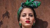 Die 20-jährige Jamila Awad ist Schauspielerin und Aktivistin. In der ägyptischen Erfolgsserie Taht Al Saytara spielt sie Hania, eine rebellische 16-Jährige, die mit Drogen experimentiert und der Sucht verfällt. Damit beleuchtet sie eine Problematik, die in dieser Art bisher noch nicht von jungen Frauen in einem mehrheitlich muslimischen Land dargestellt wurde. Während ihrer Schauspielkarriere beschloss sie, ihre Medienpräsenz dazu zu nutzen, Gutes für Menschen zu tun, die keine Stimme haben. In diesem Zusammenhang wechselte sie auch ihr Studienfach von Politik- zu Medienwissenschaften und engagiert sich darüber hinaus für diverse Stiftungen und Protestaktionen. Während sie im ägyptischen Fernsehen weiterhin zu sehen ist, nimmt sie ihre 328.ooo Insta-Follower öfter mal mit auf die außer-schauspielerischen Events