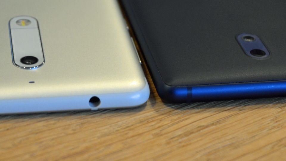 Das Nokia 5 und das Nokia 3 liegen nahe nebeneinander