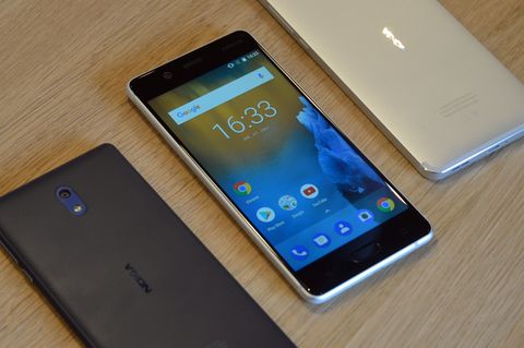 Das Nokia 3, Nokia 5 und Nokia 6 liegen auf einem Tisch