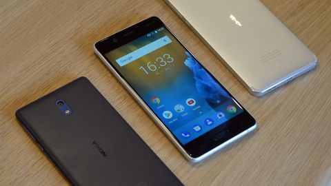 Das Nokia 3, Nokia 5 und Nokia 6 liegen auf einem Tisch