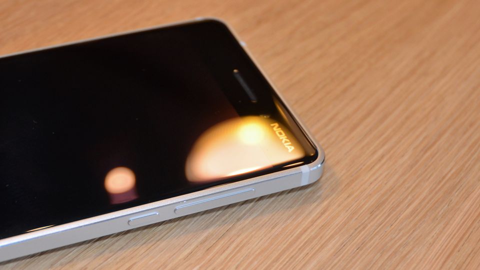 Nokia 3 Nokia 5 Nokia 6 im Test Das Nokia 6 liegt auf einem Holztisch