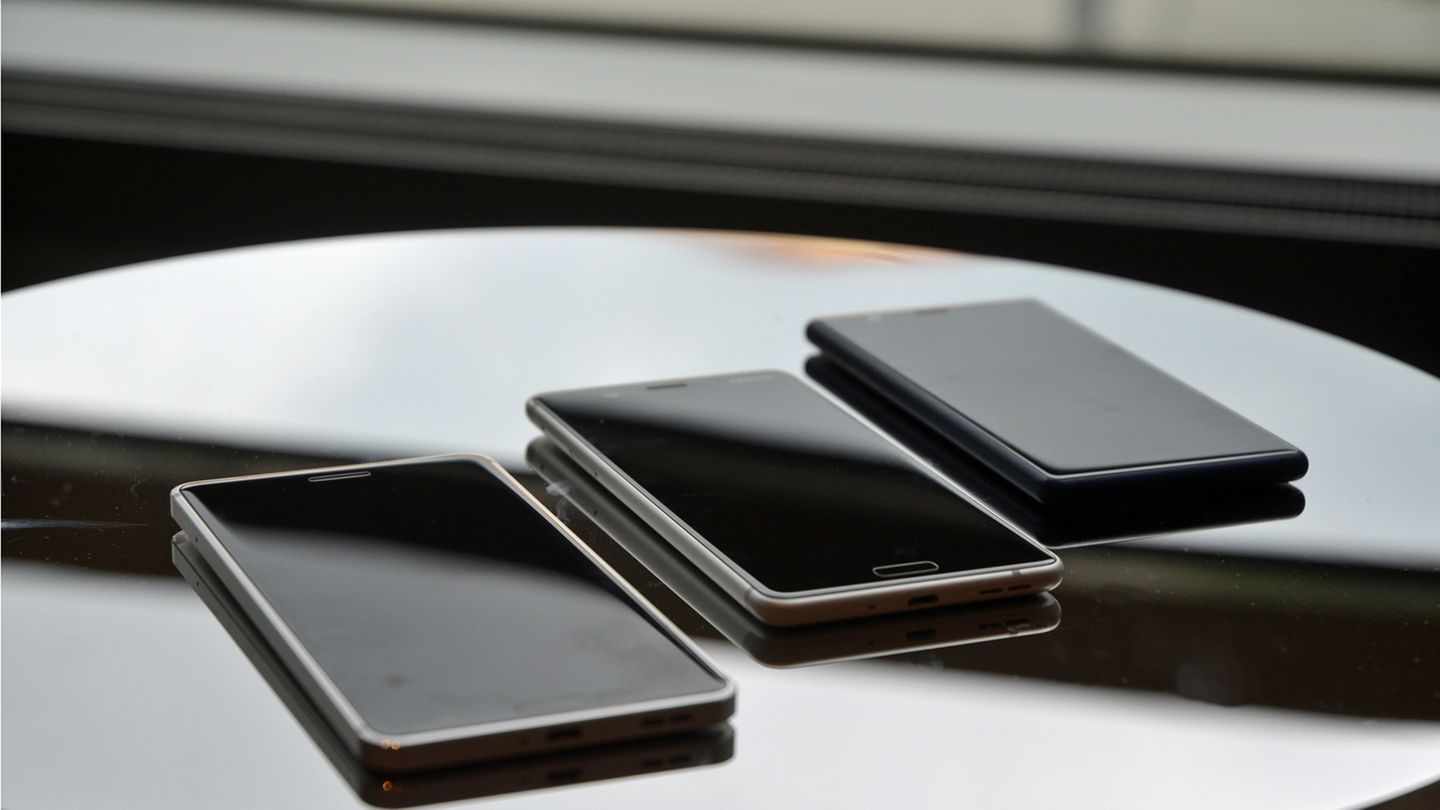 Das Nokia 3, Nokia 5 und Nokia 6 liegen auf einer Glasfläche