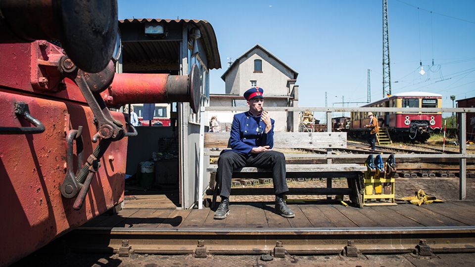 Dampflok-Nostalgie: Nostalgie an der Bahnsteigkante: René Stork trägt eine Uniform aus dem späten 19. Jahrhundert Nostalgie an der Bahnsteigkante: René Stork trägt eine Uniform aus dem späten 19. Jahrhundert