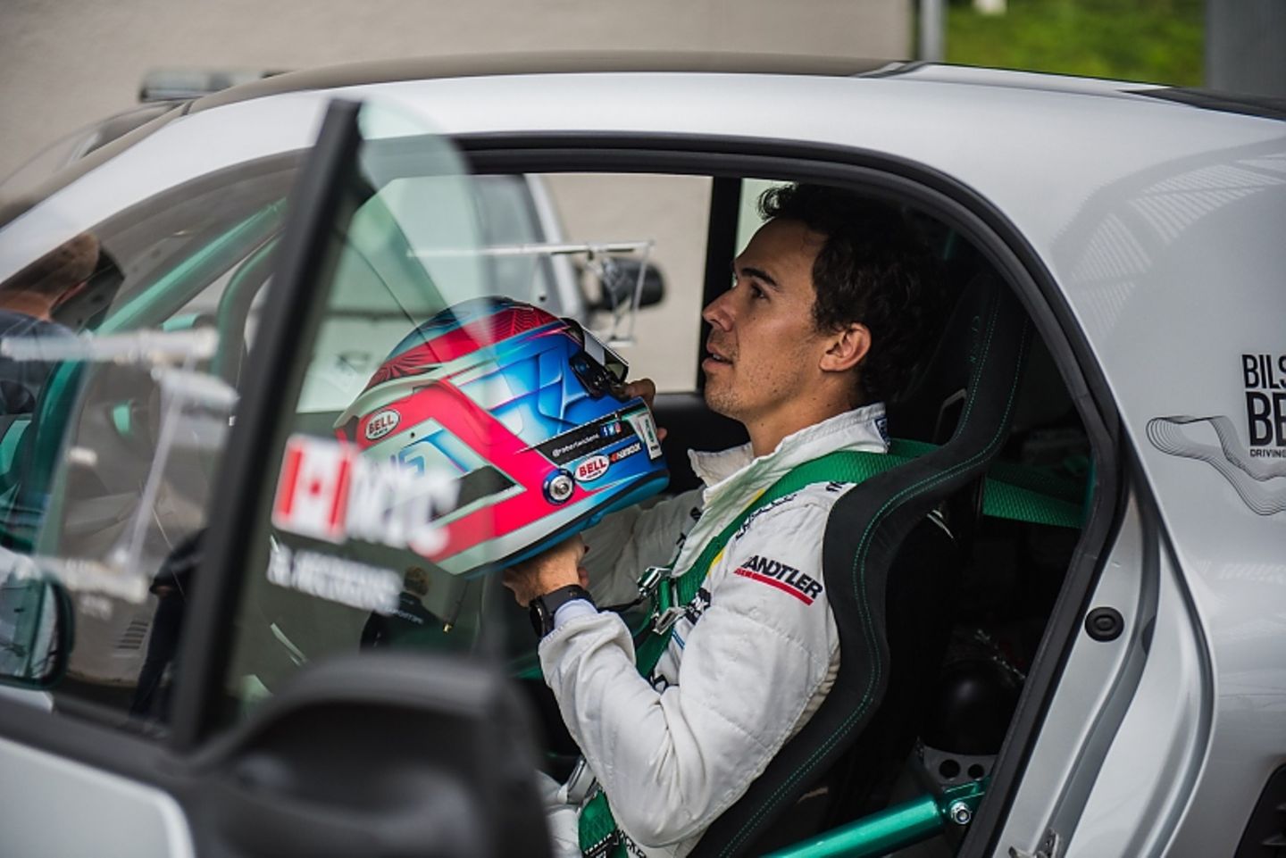 Auch DTM-Fahrer Robert Wickens ist vom Smart Brabus Renn-Taxi begeistert