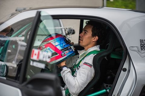 Auch DTM-Fahrer Robert Wickens ist vom Smart Brabus Renn-Taxi begeistert