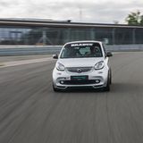 Kein Wanken, das Renn-Taxi liegt, wie das berühmte Brett