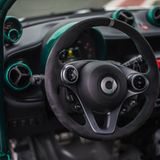 Das Renn-Lenkrad liegt gut in der Hand