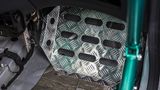 Geriffelte Bodenbleche im Fußraum
