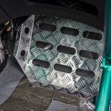 Geriffelte Bodenbleche im Fußraum