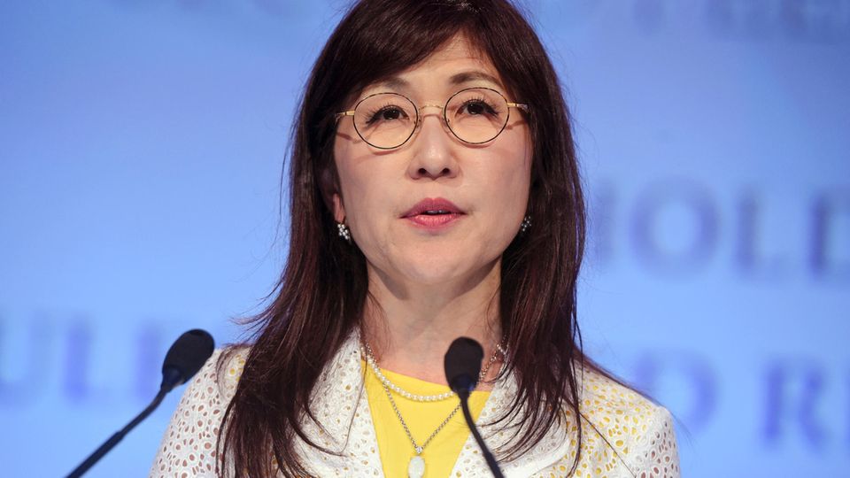 Tomomi Inada, Japans Verteidigungsministerin, tritt zurück Tomomi Inada, Japans Verteidigungsministerin, tritt zurück