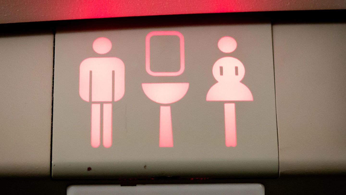 Sex mit Schüler auf der Flugzeugtoilette - Lehrerin wird suspendiert
