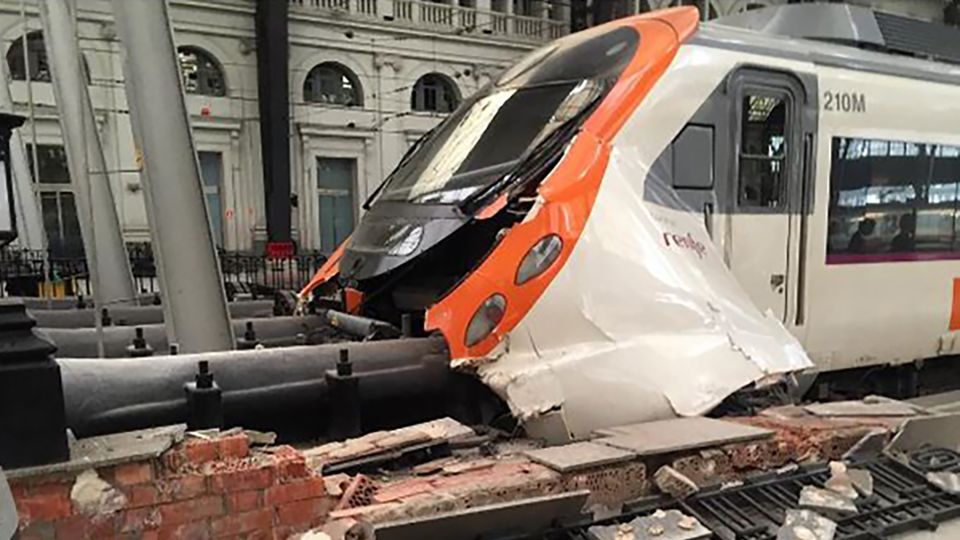 Eine S-Bahn in Barcelona kam bei der Anfahrt in den Bahnhof nicht rechtzeitig zum Stehen und krachte gegen einen Prellbock