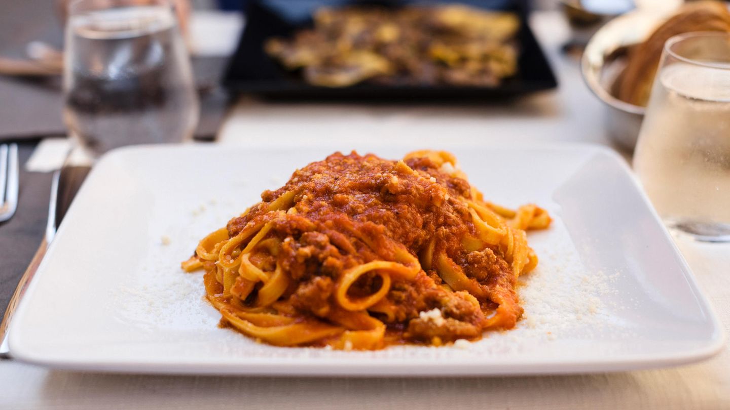 Italien  Fragen Sie niemals nach Käse für Ihre Pasta oder Pizza. Es gilt als unhöflich und suggeriert, dass Sie mit Käse den Geschmack des Gerichts übertünchen wollen. Als Todsünde gilt übrigens: Käse über ein Fisch-Gericht zu geben. Lesen Sie hier, woran Sie ein gutes italienisches Restaurant in Deutschland erkennen.