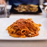 Italien  Fragen Sie niemals nach Käse für Ihre Pasta oder Pizza. Es gilt als unhöflich und suggeriert, dass Sie mit Käse den Geschmack des Gerichts übertünchen wollen. Als Todsünde gilt übrigens: Käse über ein Fisch-Gericht zu geben. Lesen Sie hier, woran Sie ein gutes italienisches Restaurant in Deutschland erkennen.