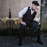 Frankreich  Frankreich zählt als die Heimat der Hochküche. Kein Wunder also, dass es hier die meisten kulinarischen Regeln gibt. Traditionell wird Brot ohne Teller direkt auf den Tisch gelegt; die obere Seite sollte dabei oben liegen. Andersherum wird es als schlechtes Omen angesehen. Brot ist nie Vorspeise, sondern wird immer zur Hauptmahlzeit gegessen. Beißen Sie vom Brot nie direkt ab, sondern teilen Sie es mit den Händen in Stücke.