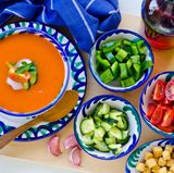 Spanien  Ein absolutes kulinarisches No-Go: Trinken Sie zur Suppe niemals Wasser. Es gilt als kulturelles Tabu, vor allem bei der älteren Generation. Die Regel besagt: Bei Suppe und Oktopus sollte man Wasser meiden, es könnte zu Bauchschmerzen führen. Ein Lichtblick: Softdrinks und Wein sind dagegen erlaubt.