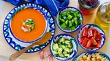 Spanien  Ein absolutes kulinarisches No-Go: Trinken Sie zur Suppe niemals Wasser. Es gilt als kulturelles Tabu, vor allem bei der älteren Generation. Die Regel besagt: Bei Suppe und Oktopus sollte man Wasser meiden, es könnte zu Bauchschmerzen führen. Ein Lichtblick: Softdrinks und Wein sind dagegen erlaubt.