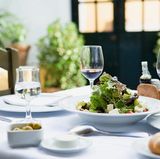 Deutschland  Wenn Sie Salat bestellen, schneiden Sie die zu großen Blätter niemals mit dem Messer, sondern falten Sie Salatblätter.