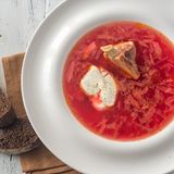 Russland  In osteuropäischen Ländern sollten Sie Brot niemals verschmähen. Es gilt als heilige Komponente zu jedem Gericht. Vor allem in Russland sollte man die Brotmenge mit Bedacht wählen. Der Glaube besagt, dass vorm jüngsten Gericht entschieden wird, ob man in den Himmel kommt oder nicht. Wer besonders viel Brot verschwendet hat, könnte damit Probleme bekommen.