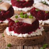 Dänemark  Nehmen Sie niemals das letzte Stück, wenn Sie Essen teilen. In Dänemark gilt: Wer teilt, bekommt von jedem Gericht die gleiche Menge.