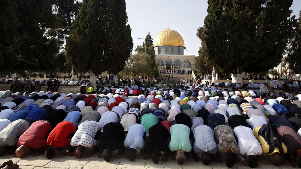 Muslime beten im Innenhof der Al-Aksa-Moschee auf dem Tempelberg