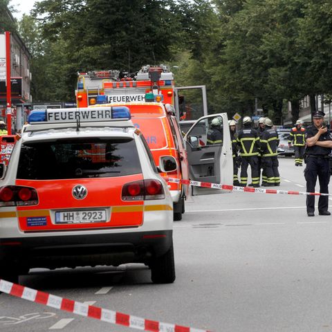 Nach dem Messerangriff in Hamburg fuhren im Stadtteil Barmbek Großaufgebote von Polizei und Rettungskräften auf