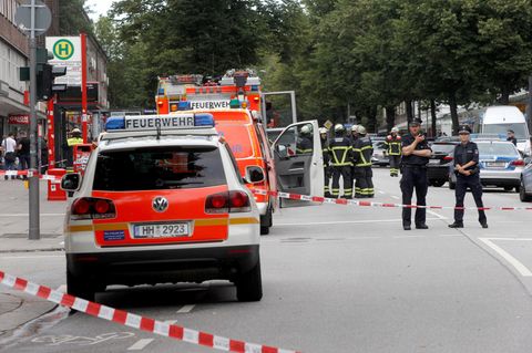 Nach dem Messerangriff in Hamburg fuhren im Stadtteil Barmbek Großaufgebote von Polizei und Rettungskräften auf