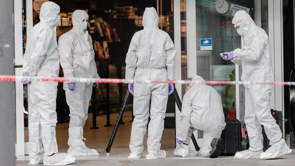 Angriff in Einkaufsstraße: Polizisten beider Spurensicherung am Eingang des Supermarktes in Hamburg-Barmbek Polizisten beider Spurensicherung am Eingang des Supermarktes in Hamburg-Barmbek