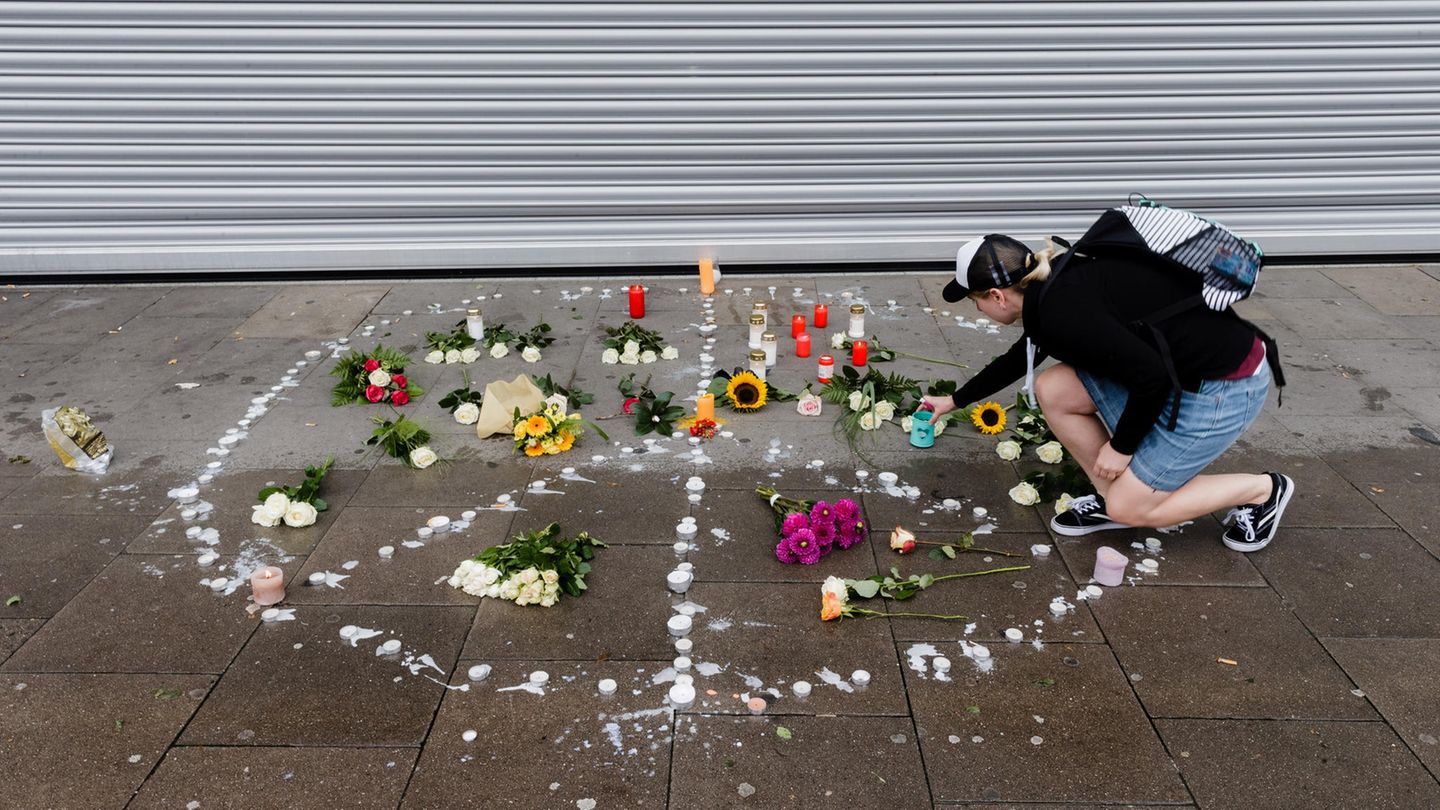 Am Tatort der Messerattacke in Hamburg-Barmbek haben Anwohner Kerzen und Blumen niedergelegt