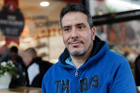 Der Tunesier Jamel Chraiet sitzt in Hamburg-Barmbek in einem Cafe.