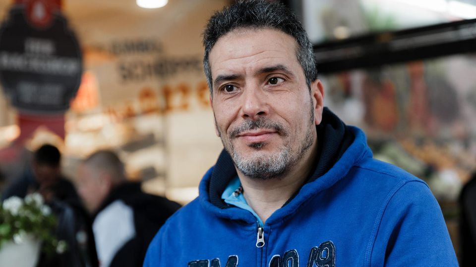 Der Tunesier Jamel Chraiet sitzt in Hamburg-Barmbek in einem Cafe.
