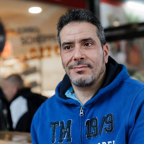 Der Tunesier Jamel Chraiet sitzt in Hamburg-Barmbek in einem Cafe.