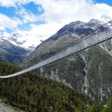 Die Neukonstruktion ersetzt eine frühere Version, die 2010 nach wenigen Monaten aus Sicherheitsgründen geschlossen werden musste.