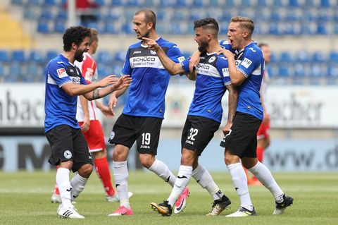 Die Spieler von Arminia Bielefeld bejubeln das 1:1 gegen Jahn Regensburg. Später gelang ihnen sogar noch der Siegtreffer