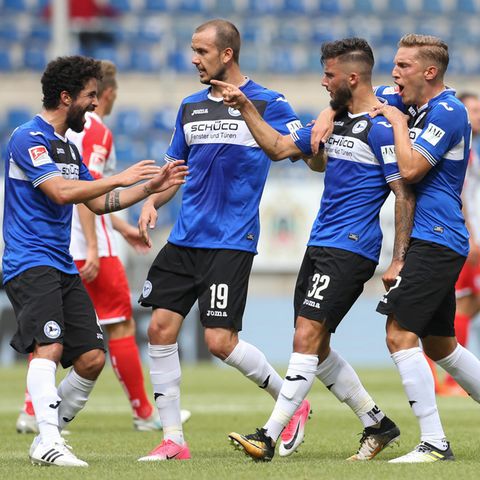 Die Spieler von Arminia Bielefeld bejubeln das 1:1 gegen Jahn Regensburg. Später gelang ihnen sogar noch der Siegtreffer