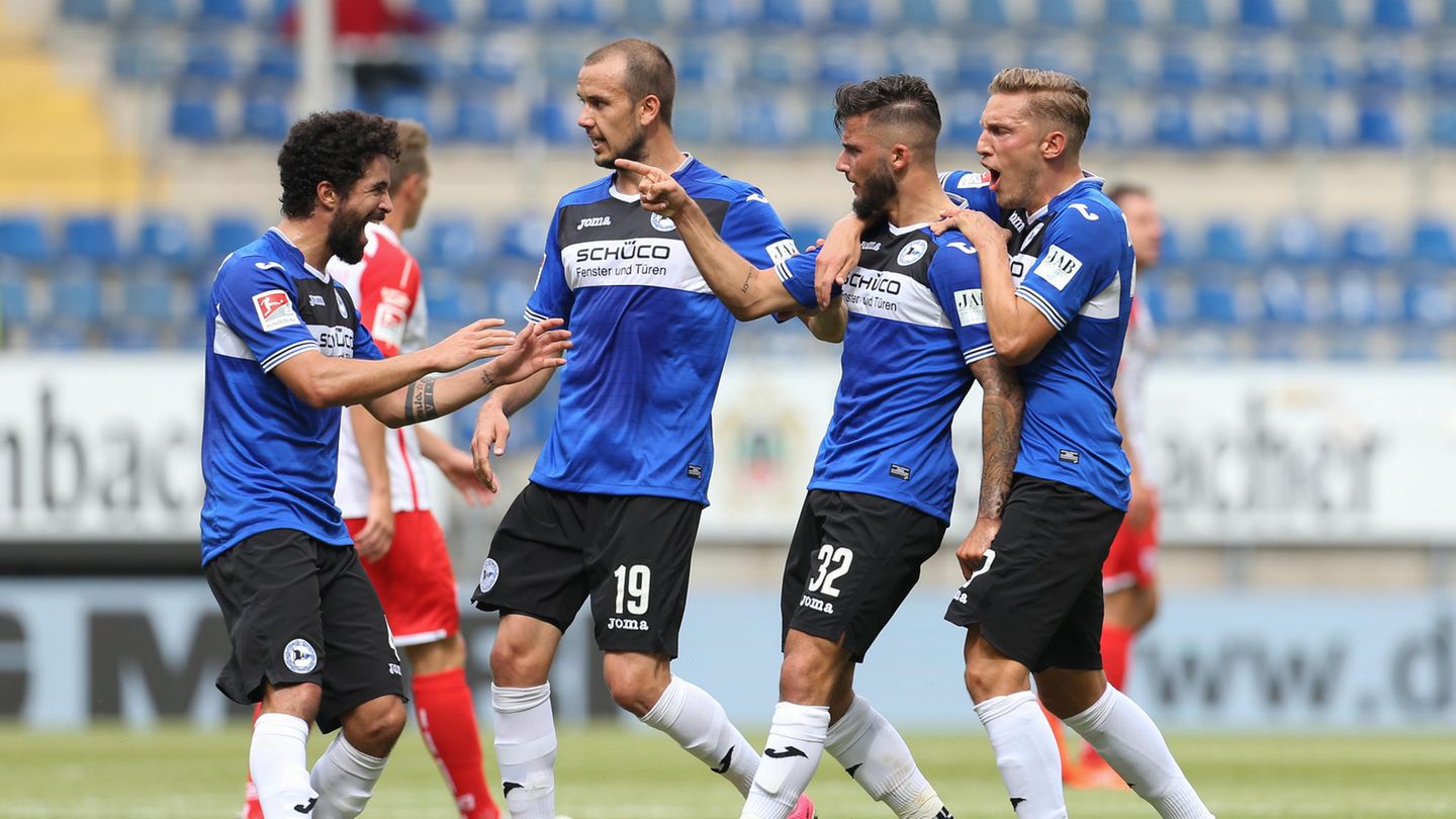 Die Spieler von Arminia Bielefeld bejubeln das 1:1 gegen Jahn Regensburg. Später gelang ihnen sogar noch der Siegtreffer