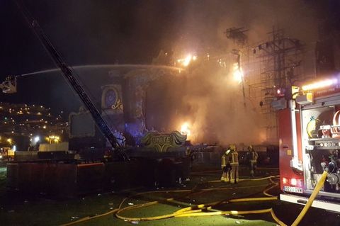 Die Bühne beim Tomorrowland-Festival in Spanien stand auf einmal aus noch ungeklärter Ursache in Flammen