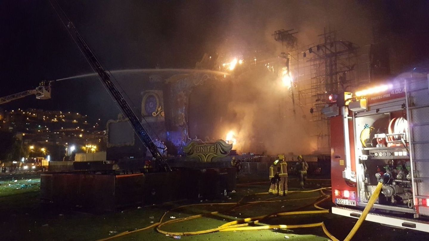 Die Bühne beim Tomorrowland-Festival in Spanien stand auf einmal aus noch ungeklärter Ursache in Flammen