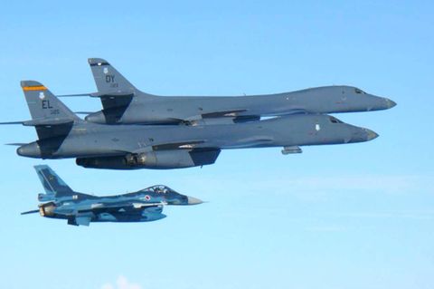 Zwei US-Air Force B-1B Kampfflugzeuge (oben) und ein japanisches F-2 Kampfflugzeug