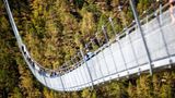 Die Brücke quert einen Hang, nachdem Steinschlag die alte Brücke beschädigt hatte und Wanderer einen Umweg von 500 Höhenmeter in Kauf nehmen mussten.