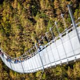 Die Brücke quert einen Hang, nachdem Steinschlag die alte Brücke beschädigt hatte und Wanderer einen Umweg von 500 Höhenmeter in Kauf nehmen mussten.